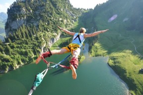 世界杯2026-恩比德率队破局，老鹰生死战啄伤掘金，意志的胜利与战术的涅槃