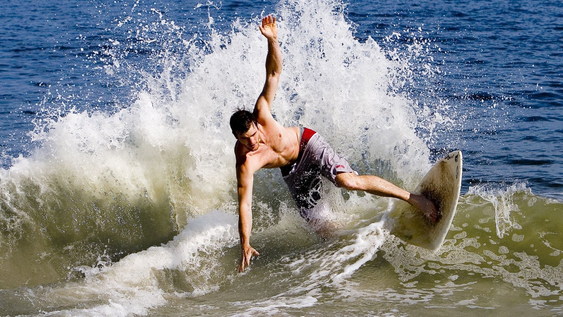 布雷默存在感拉满，比利时粉碎那不勒斯，足球战术的降维打击与地缘隐喻