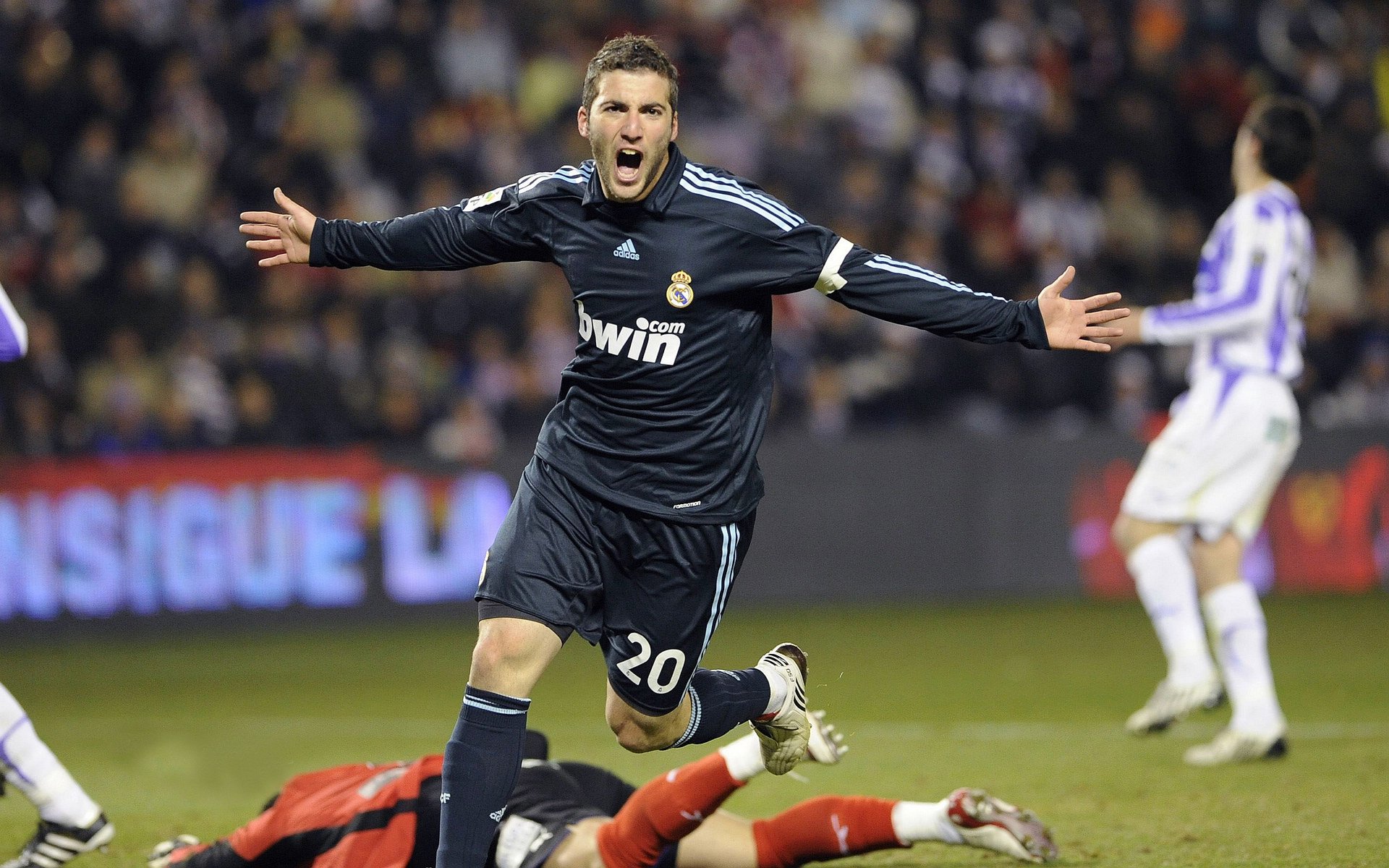 德甲争冠战之夜,莱奥关键回合不手软,一球定江山